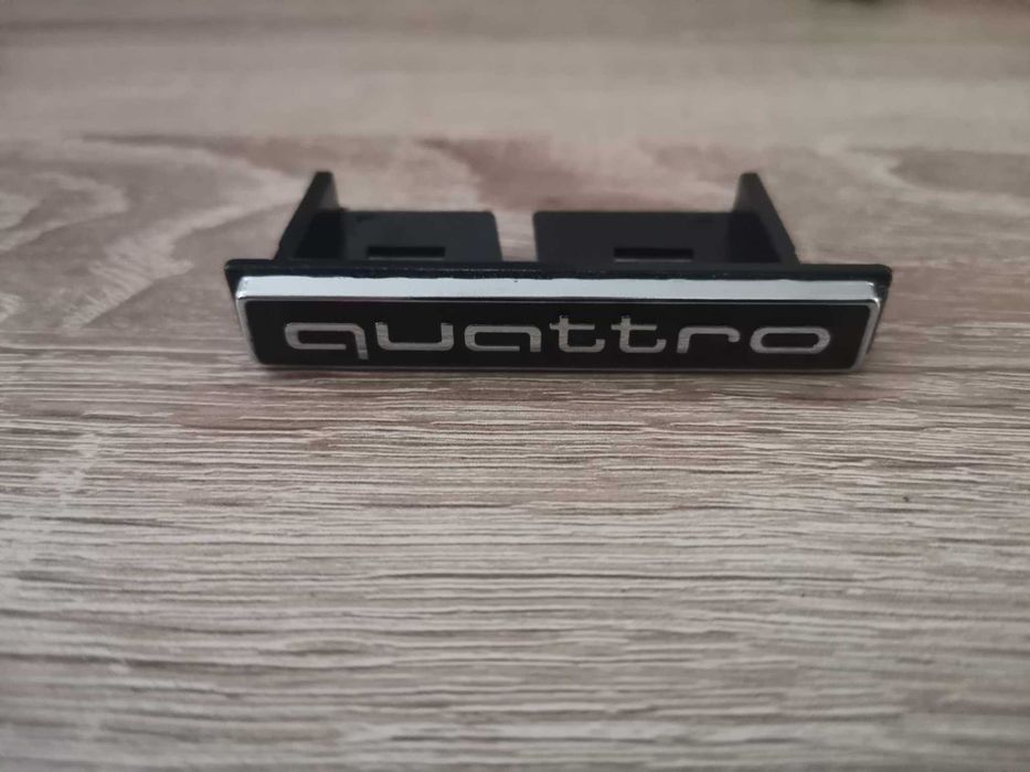 Audi Quattro емблема за решетка сребро малък размер