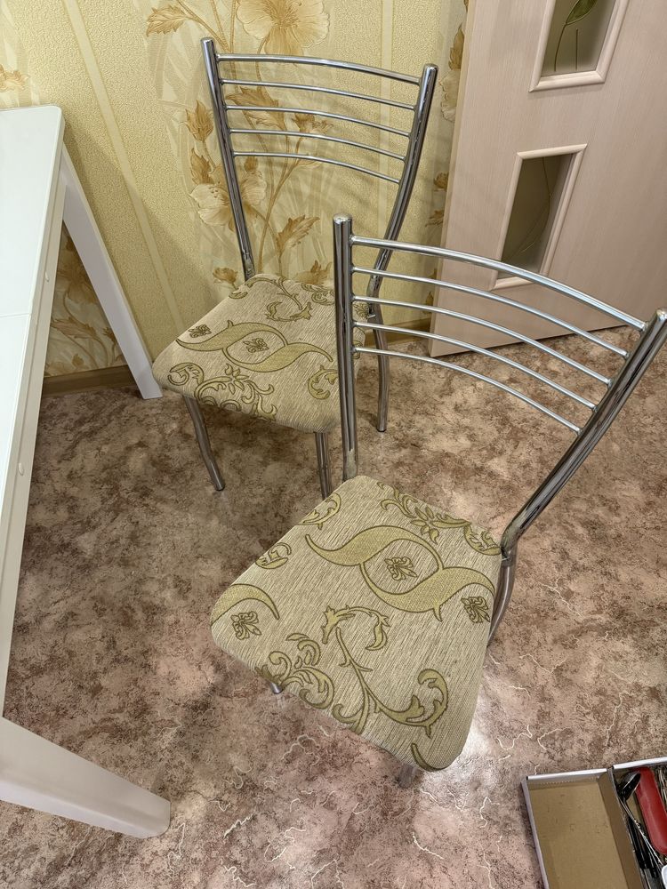 Стол и стулья (можно раздельно купить)