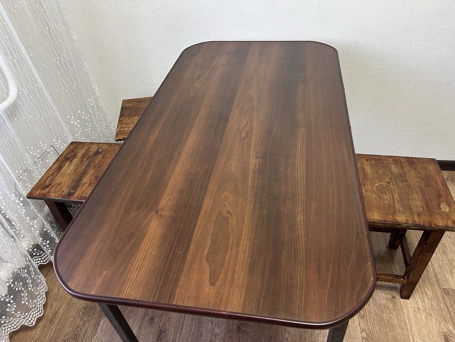 Стол с табуретками