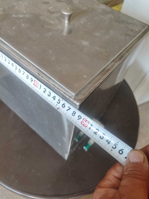 Резервоар за чиста вода от неръждавейки с кранче, капак и гърловина.