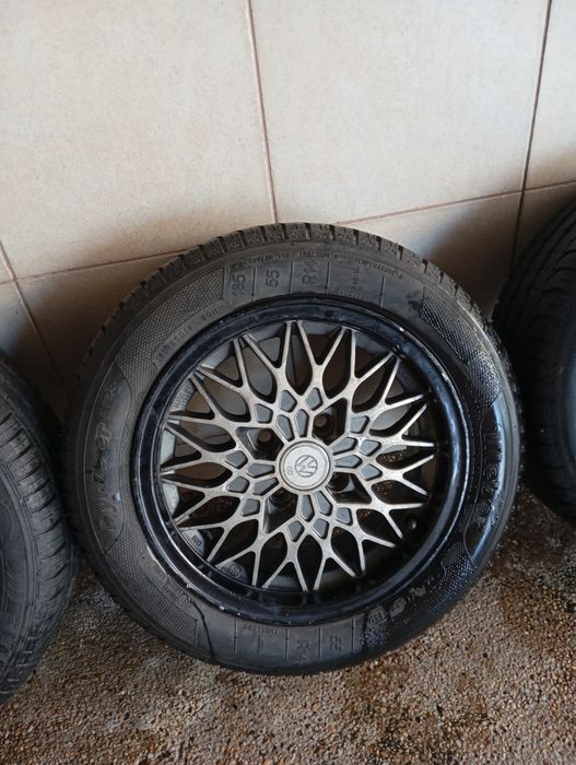 Vând jenti cu tot cu cauciucuri pe ele