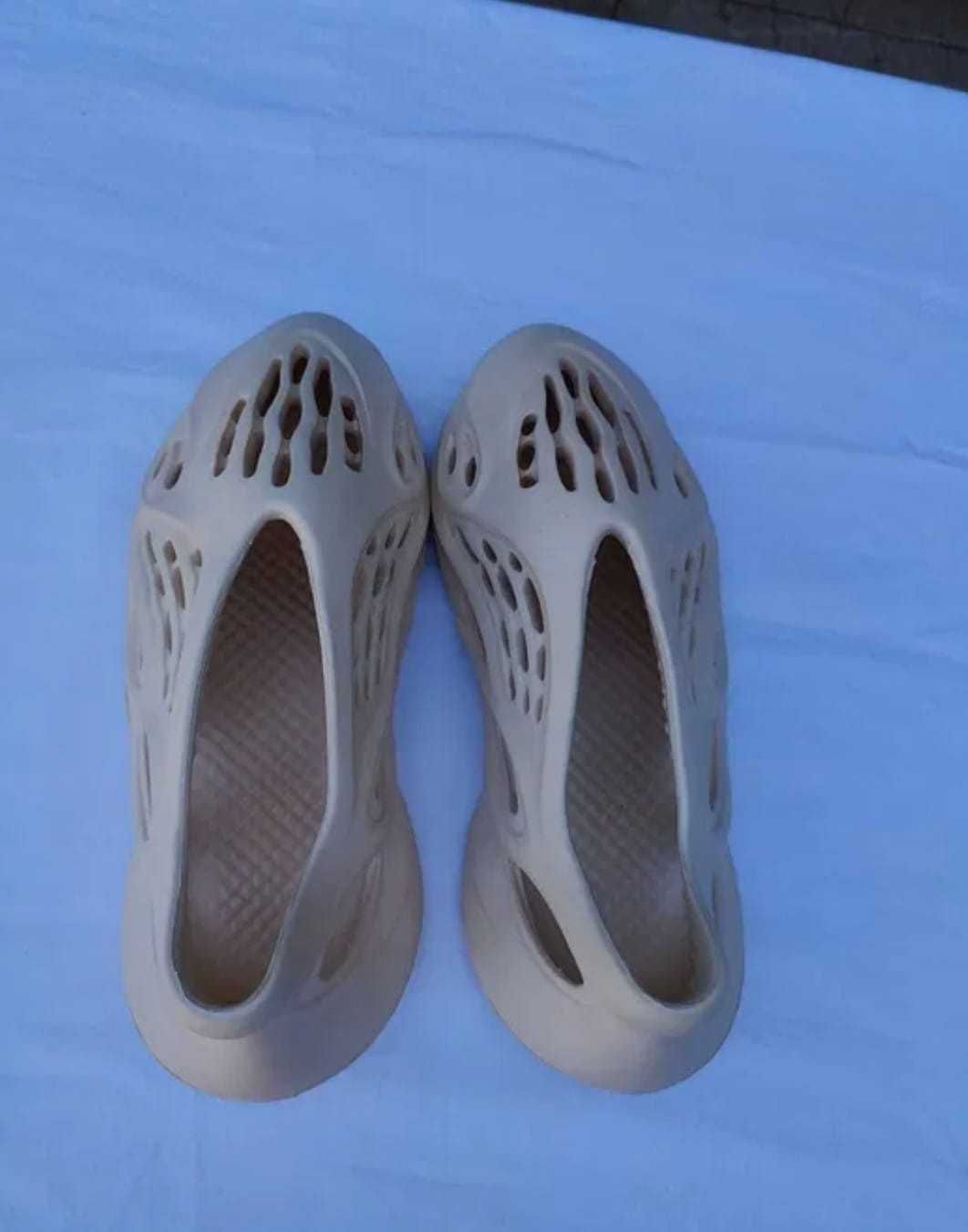 Yzy foam runer crem nr 38