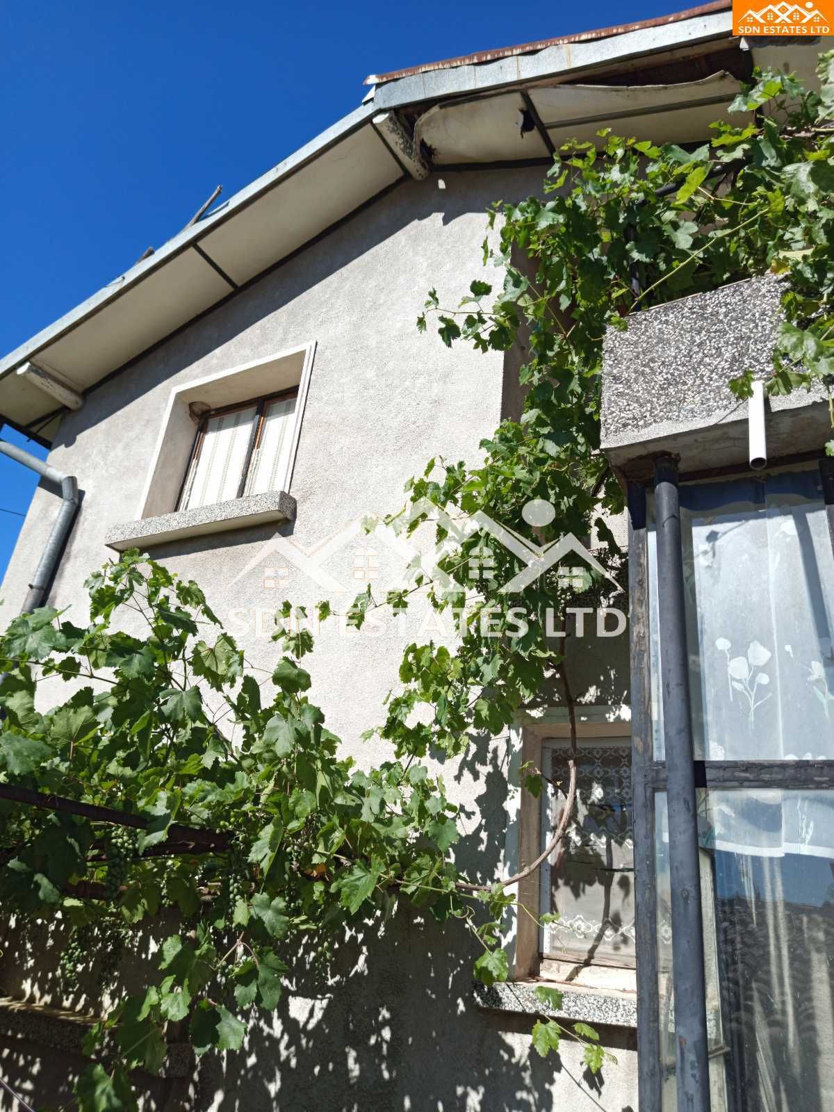 Продава монолитна къща в село Копринка