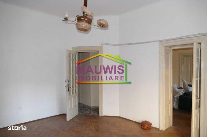Vand apartament cu 5 camere in zona Mosilor, strada linistita.