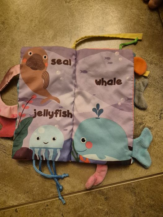 Carte senzoriala fosnitoare pentru bebelusi, cu animalute colorate