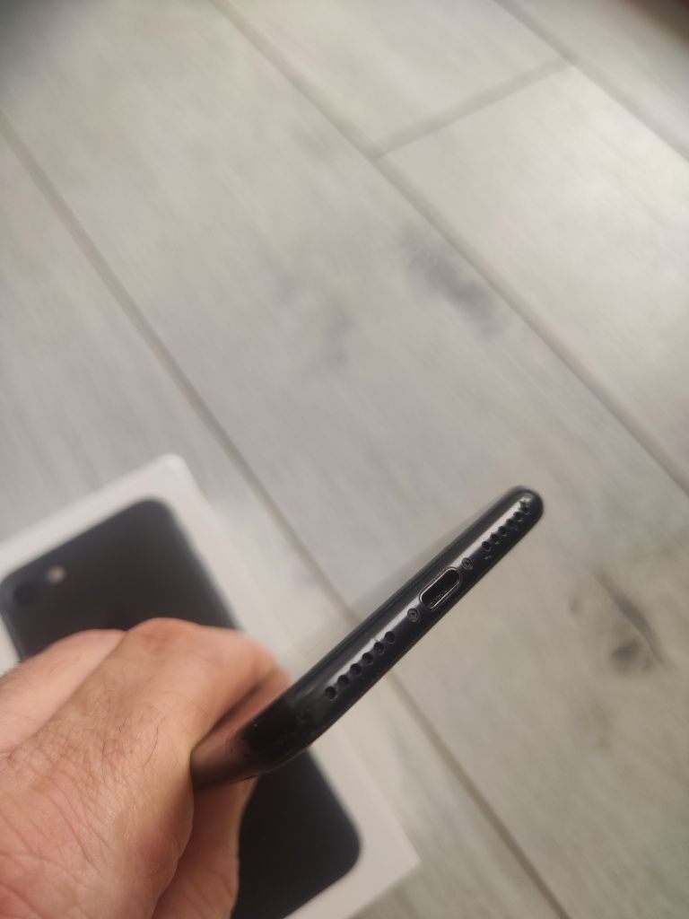Телефон IPhone 7