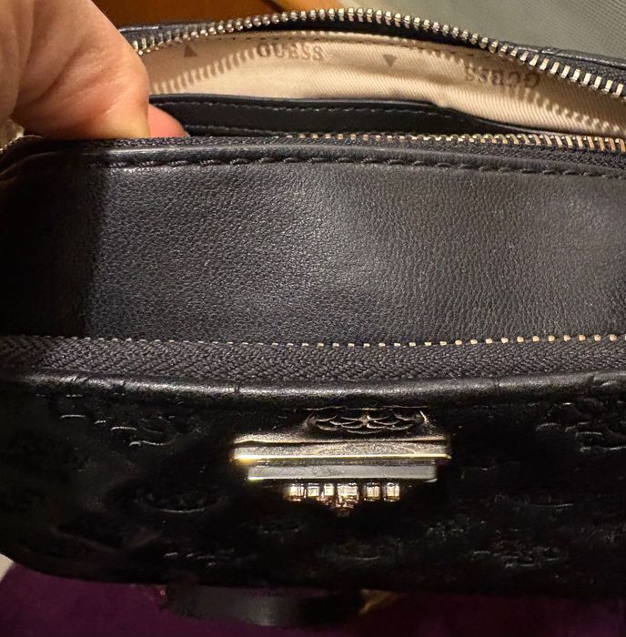 Geantă neagră Guess Noelle