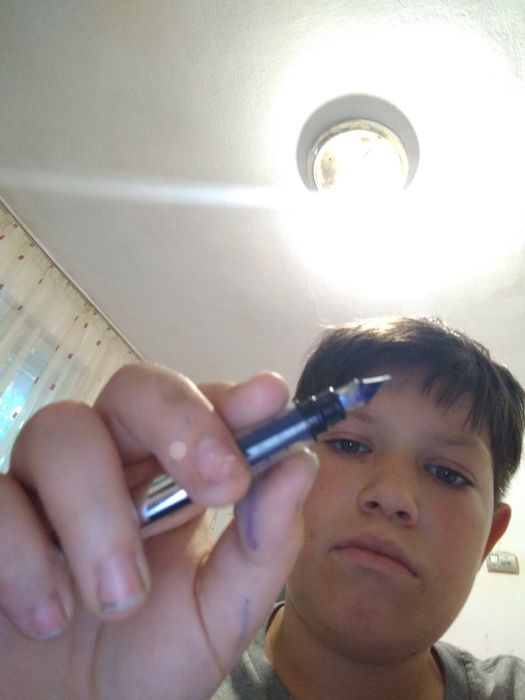 Vând stilou nefolosit, argintiu.