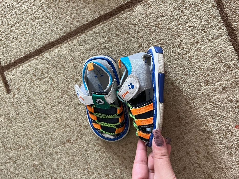 продам детские сандали.