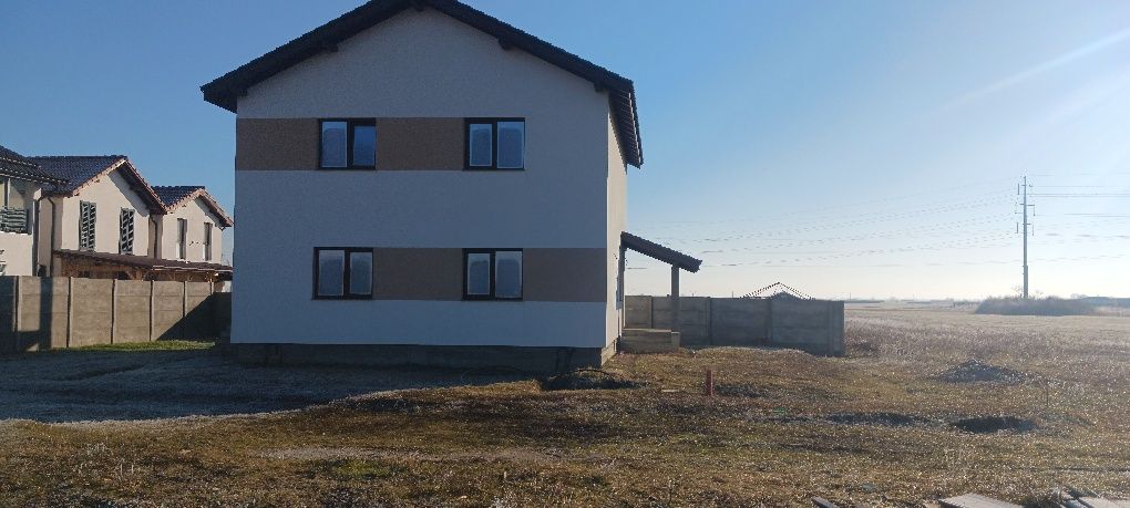 Casa cu doua apartamente ,cu intrare fiecare separat