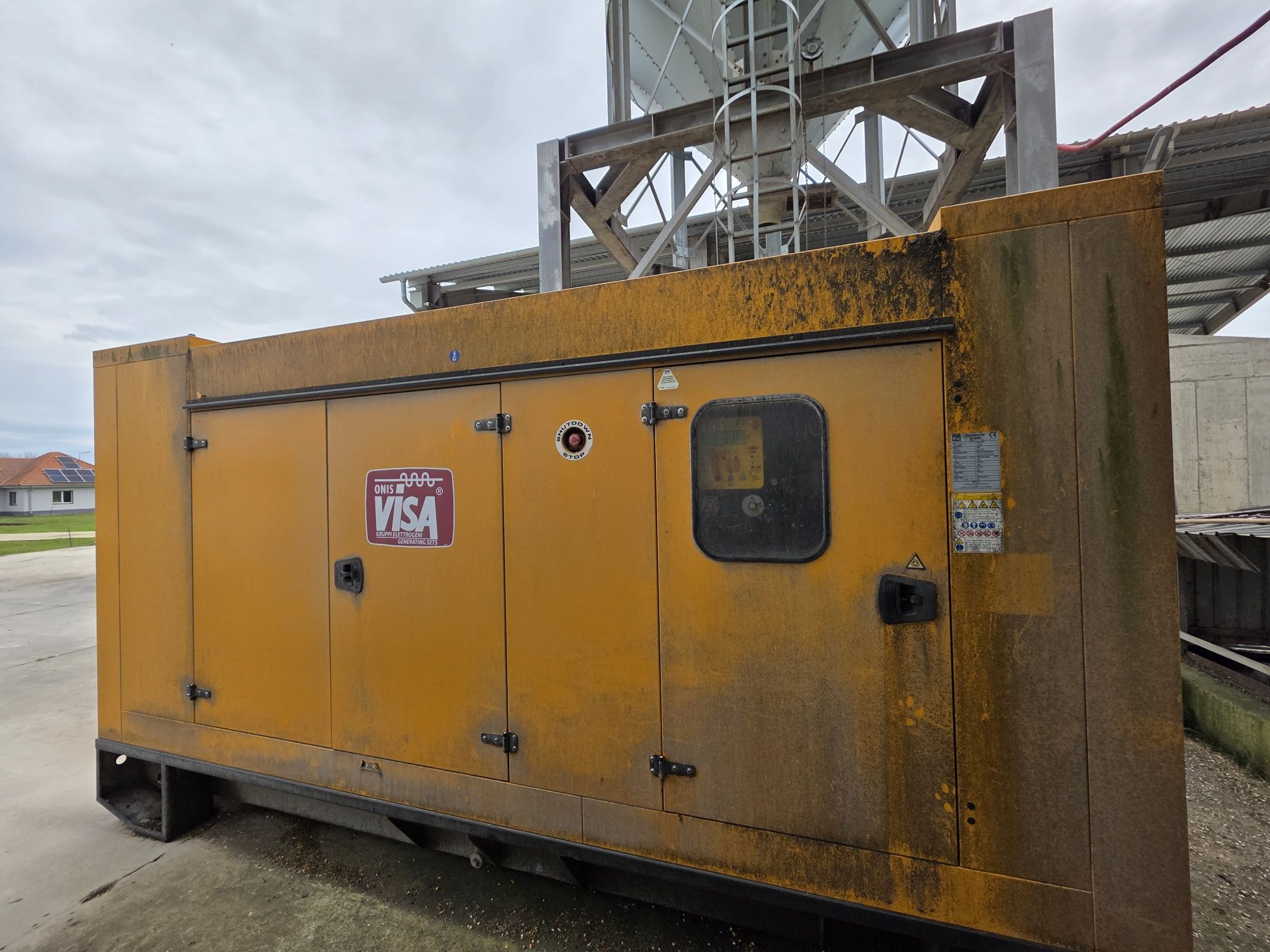 De vanzare generator de curent trifazat 300KWA/240KW cu motor diesel
