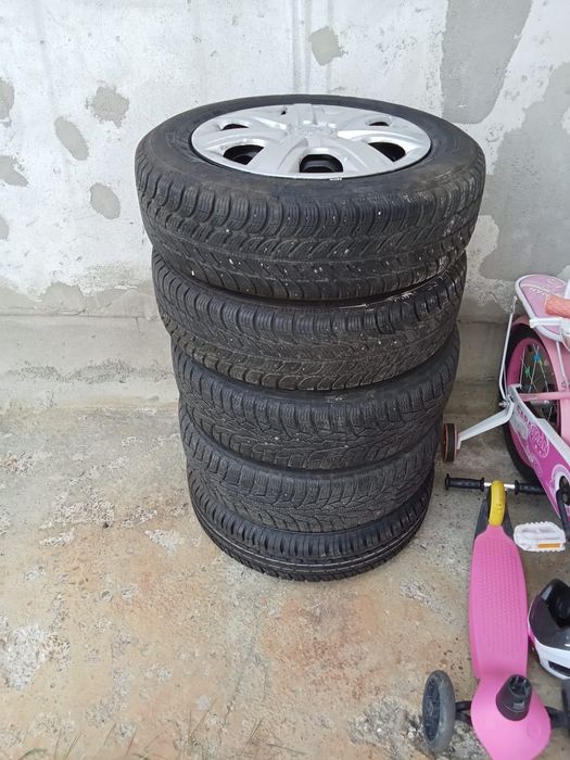 Jante Cauciucurii iarna  o singura data leam folosit sunt impecabile