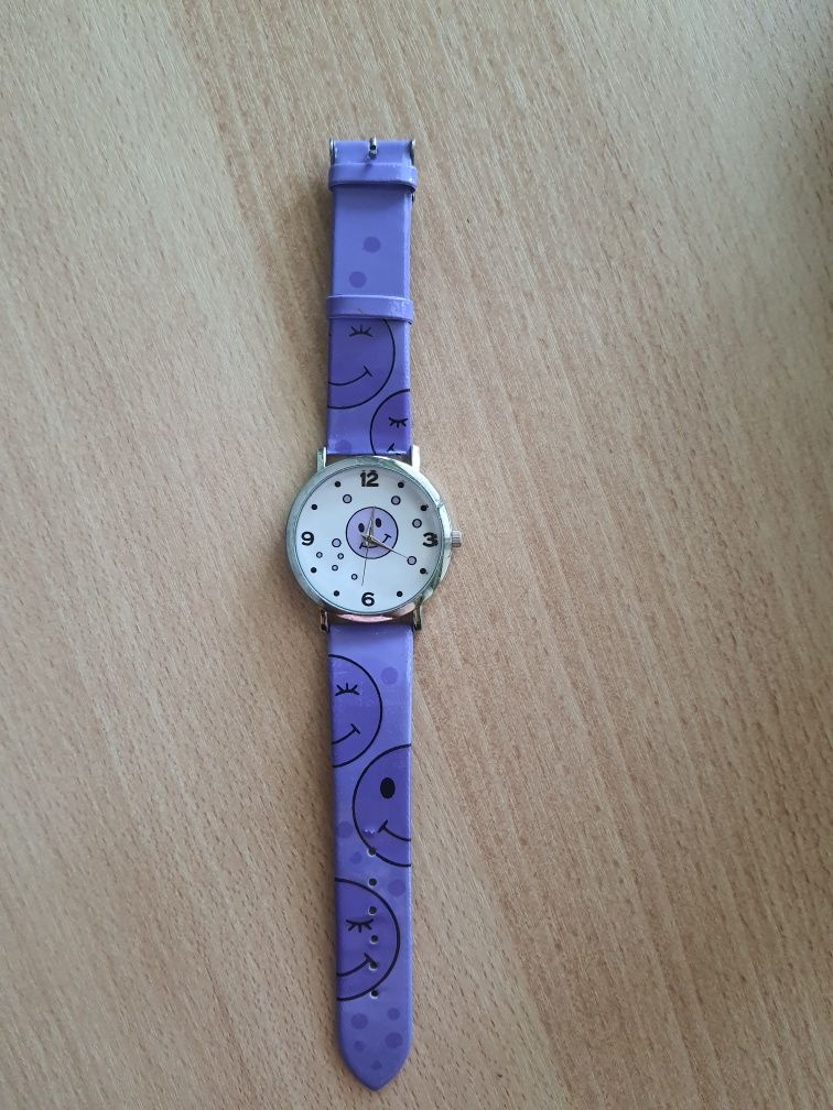 Детски часовник- цвят лилаво
