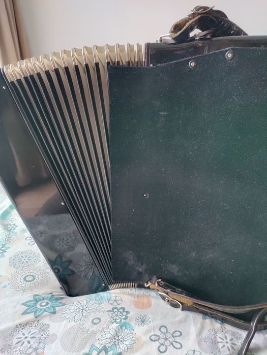 Продавам акордеон Велтмайстер AMIGO черен 120баса с куфар