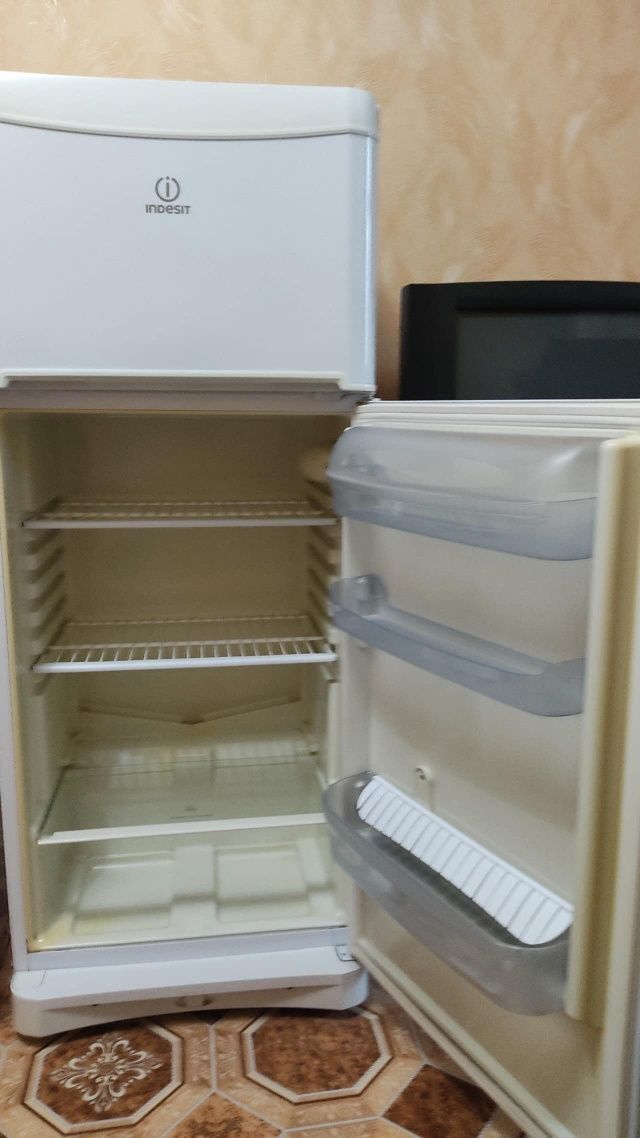 Продается холодильник «Indesit» в отличном состоянии. высота 1,5м