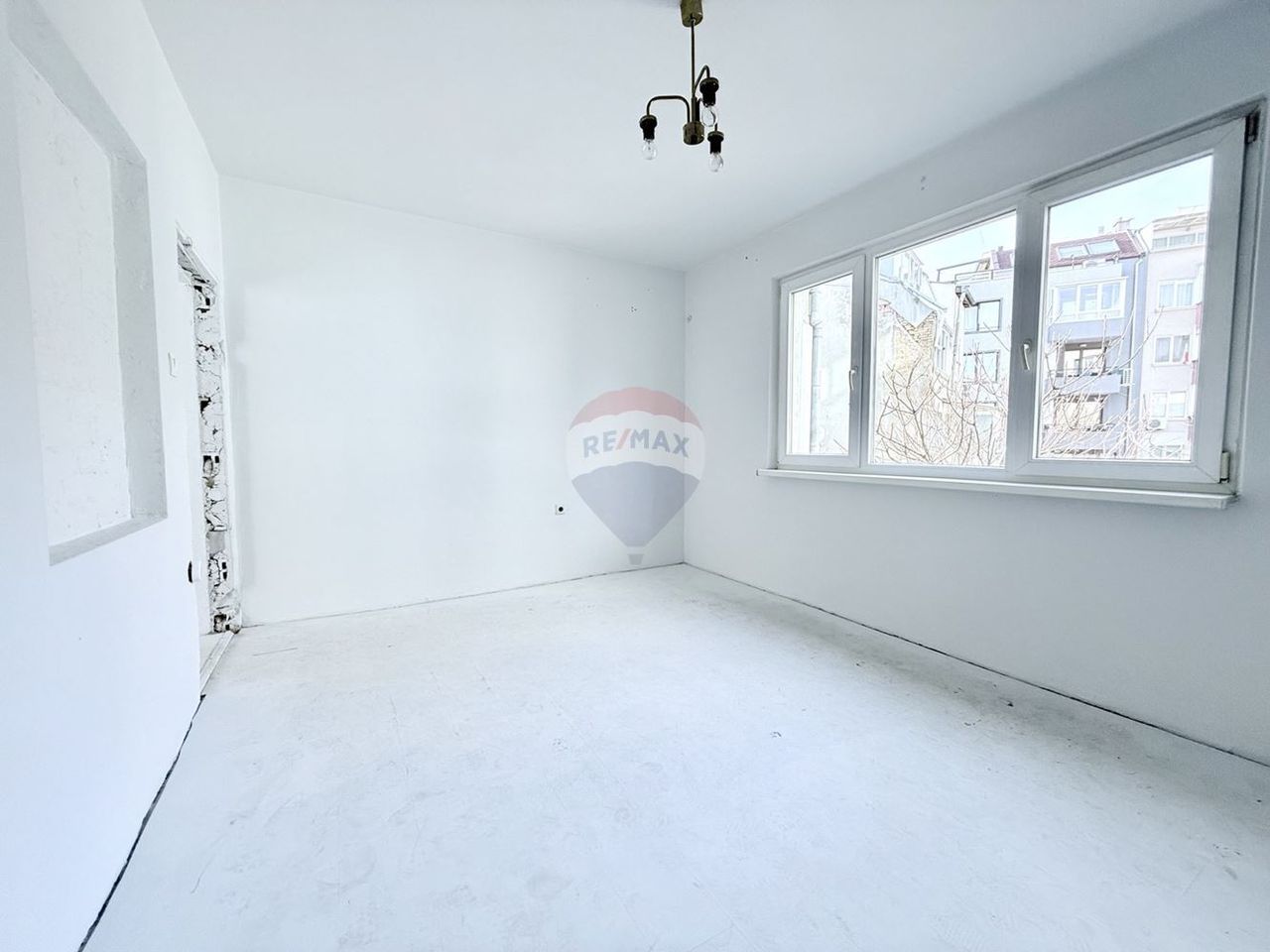 Продава се Тристаен апартамент в Варна, Спортна зала - 75 кв.м за 2374 €/кв.м - Снимка #7