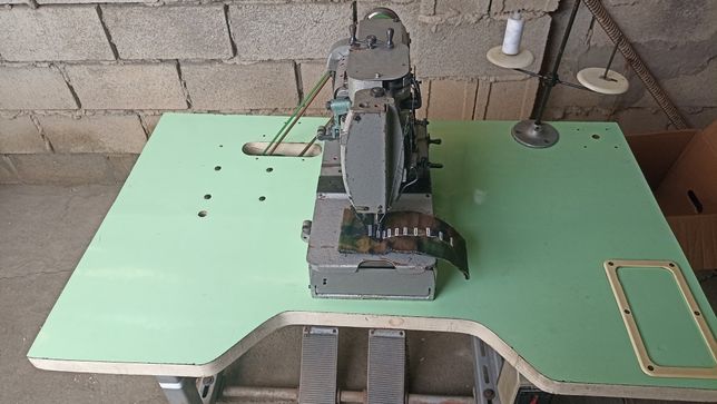 Петельная швейная машинка почти новая рабочем состоянии 100%