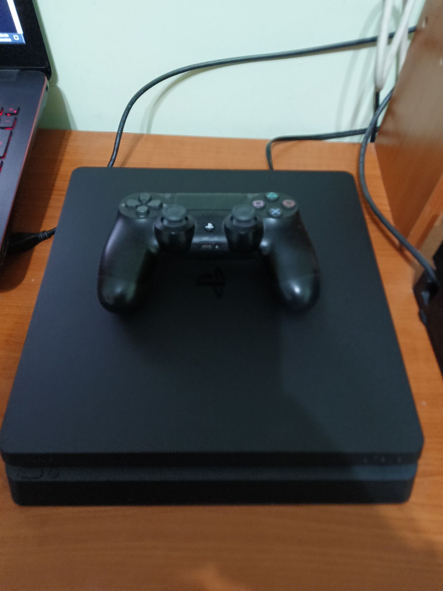 Vând PS4  Slim  500GB