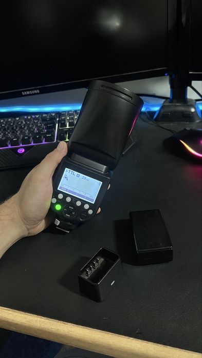 Blit Godox V1 Nikon cu 2 baterii incluse