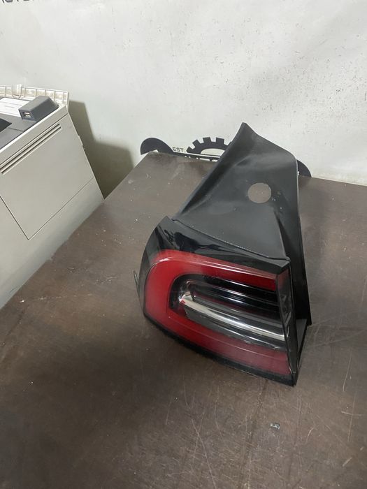 Stop stanga pe aripa Tesla model Y