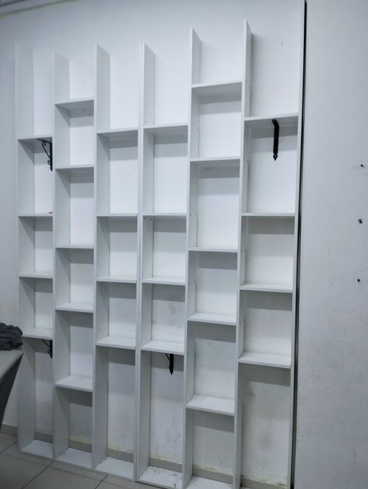 Настенные стеллажи