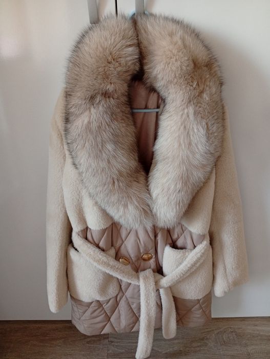 Бежово палто от естествен косъм и капитонирана долна част