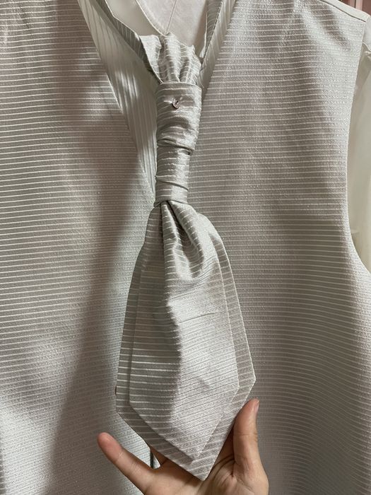 Официален костюм