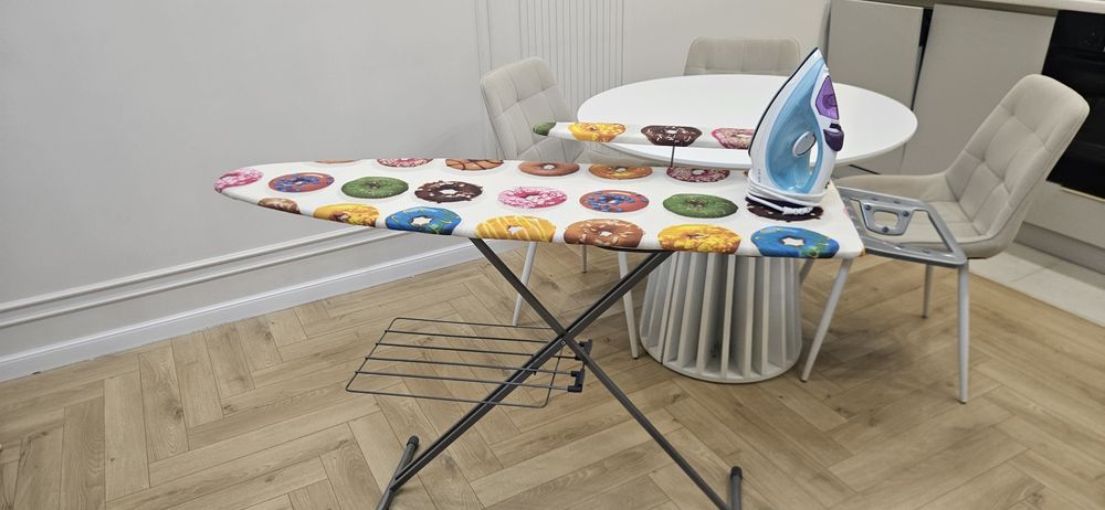 Гладильная доска с утюгом