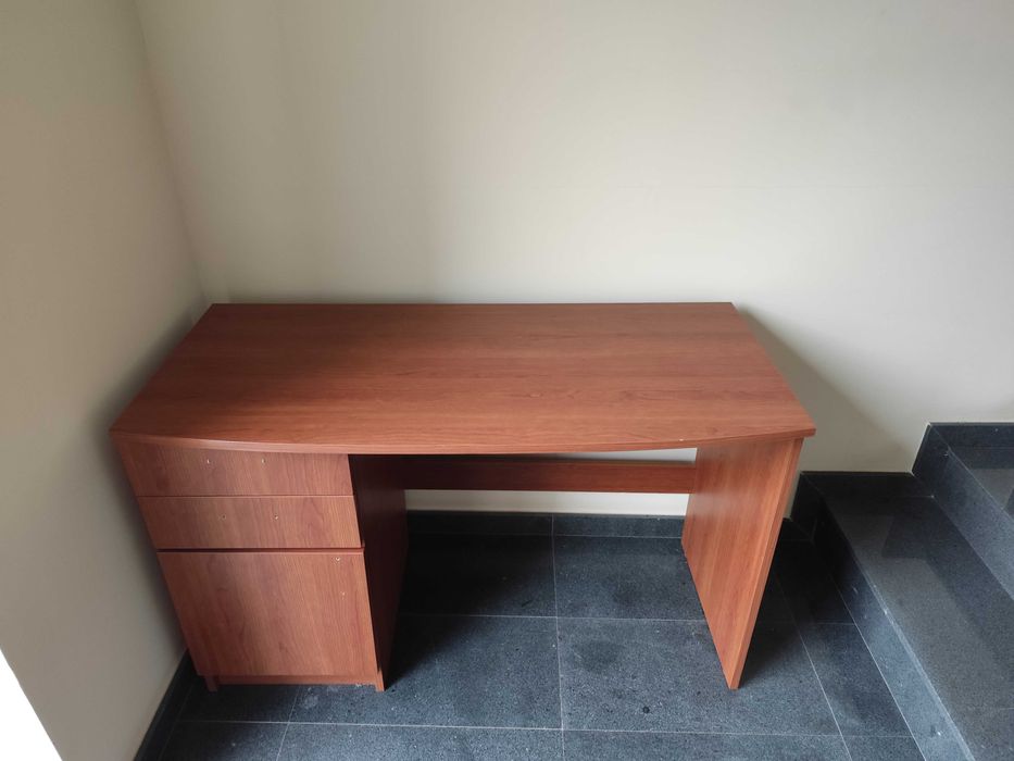 детско бюро цвят череша