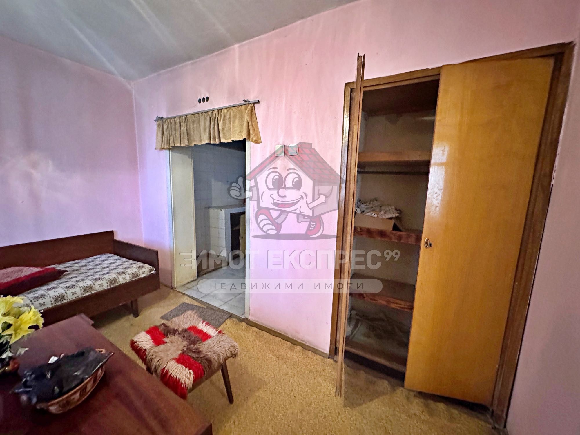 Самостоятелна къща, с двор, 156кв.м, с три спални, кв.Изток
