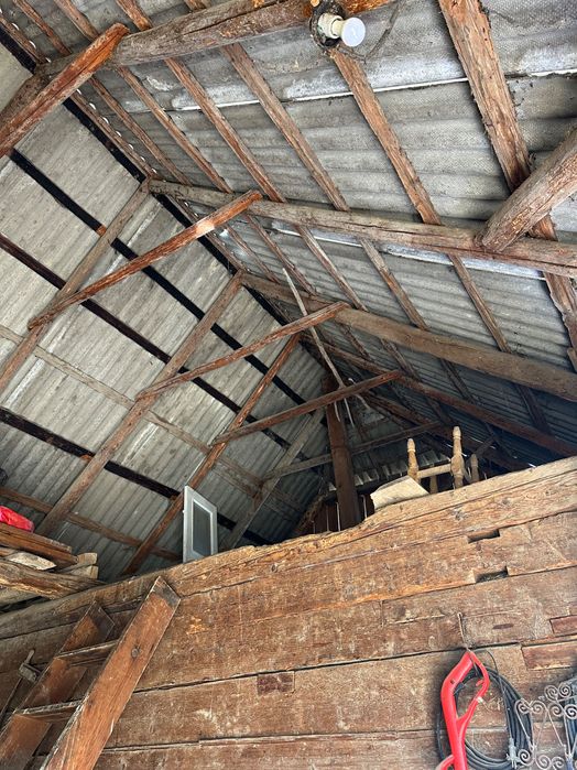 Grajd din  lemne vechi , anexa gospodărească