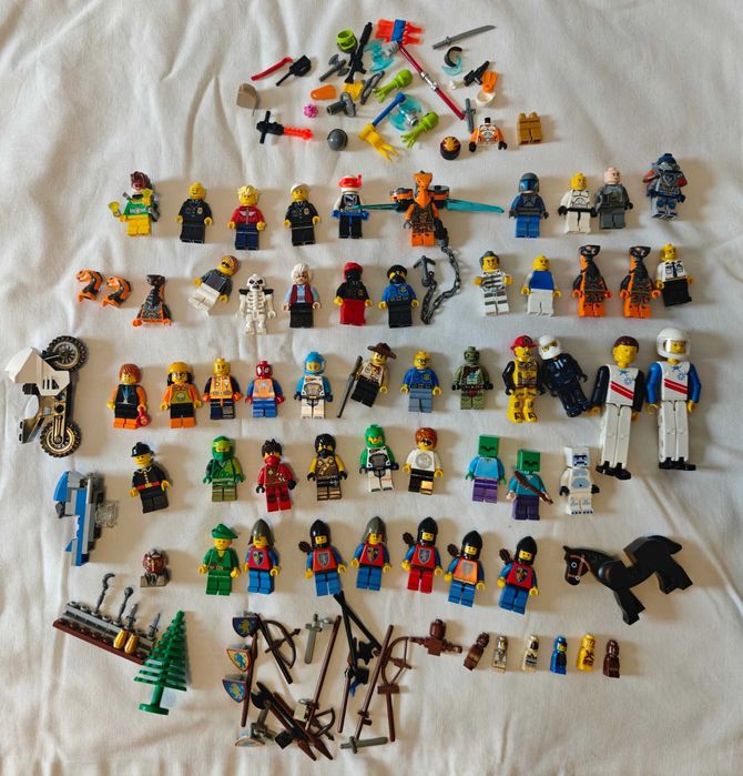 Лот Lego фигурки с аксесоари и всичко от снимката