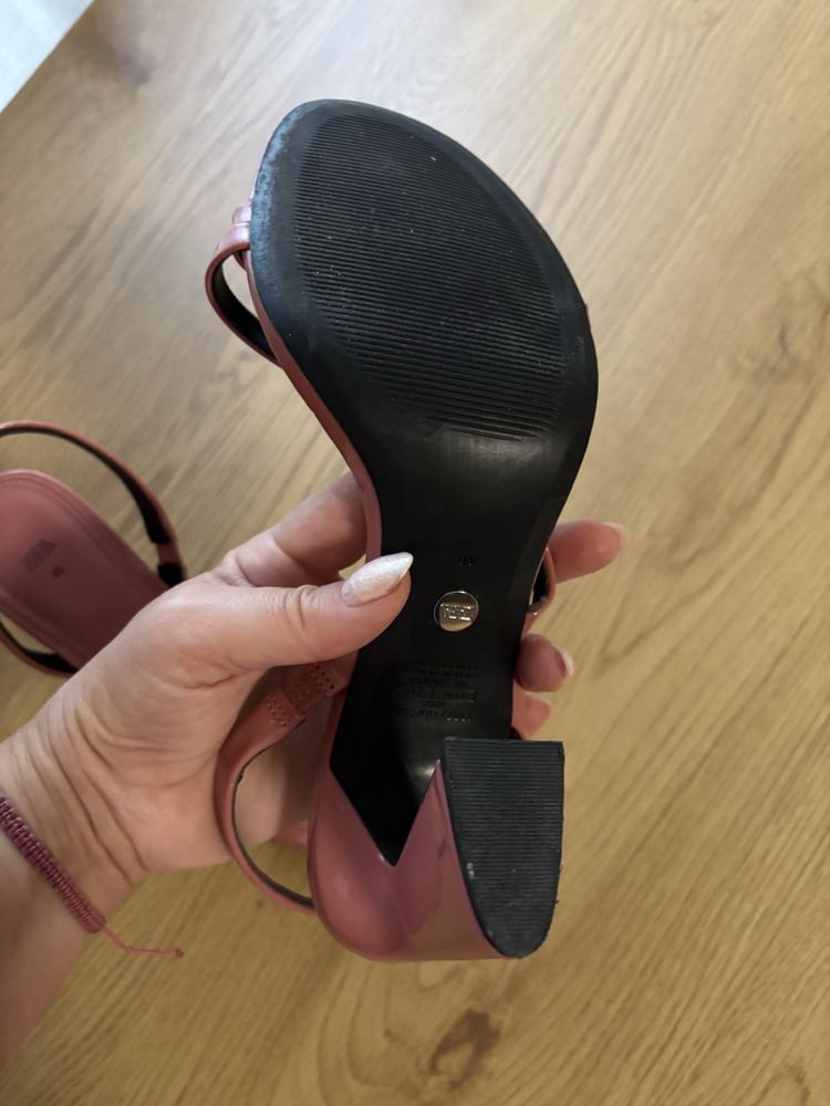 Сандали на ток Zara