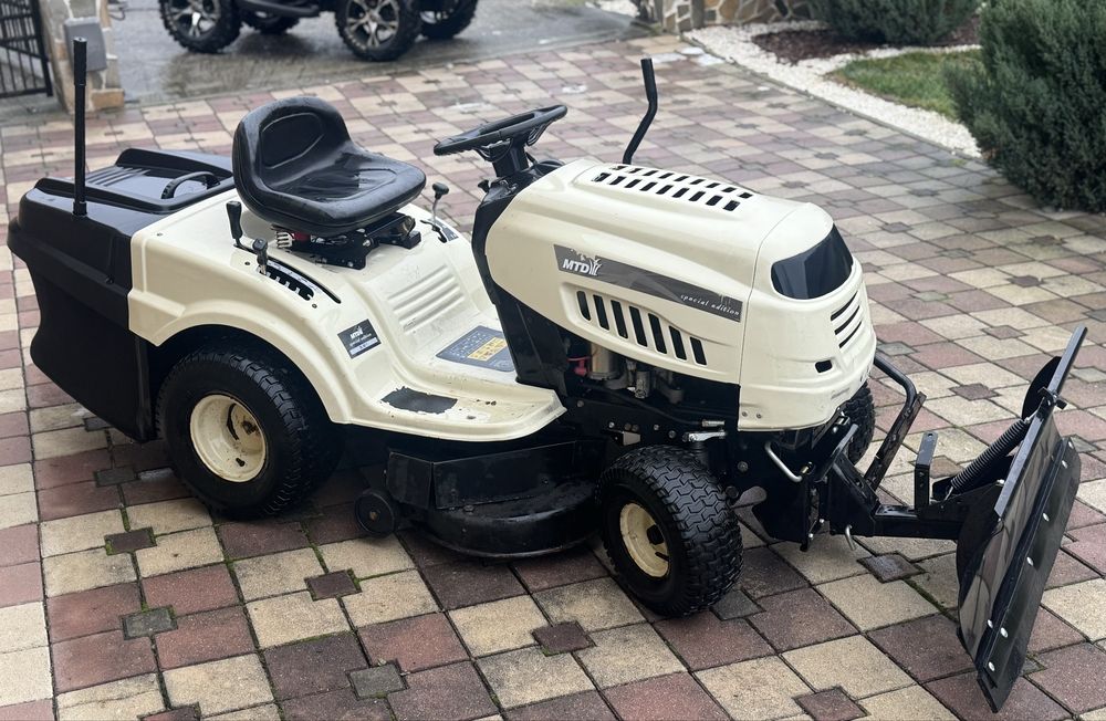 Tractoras tuns iarba gazon lama