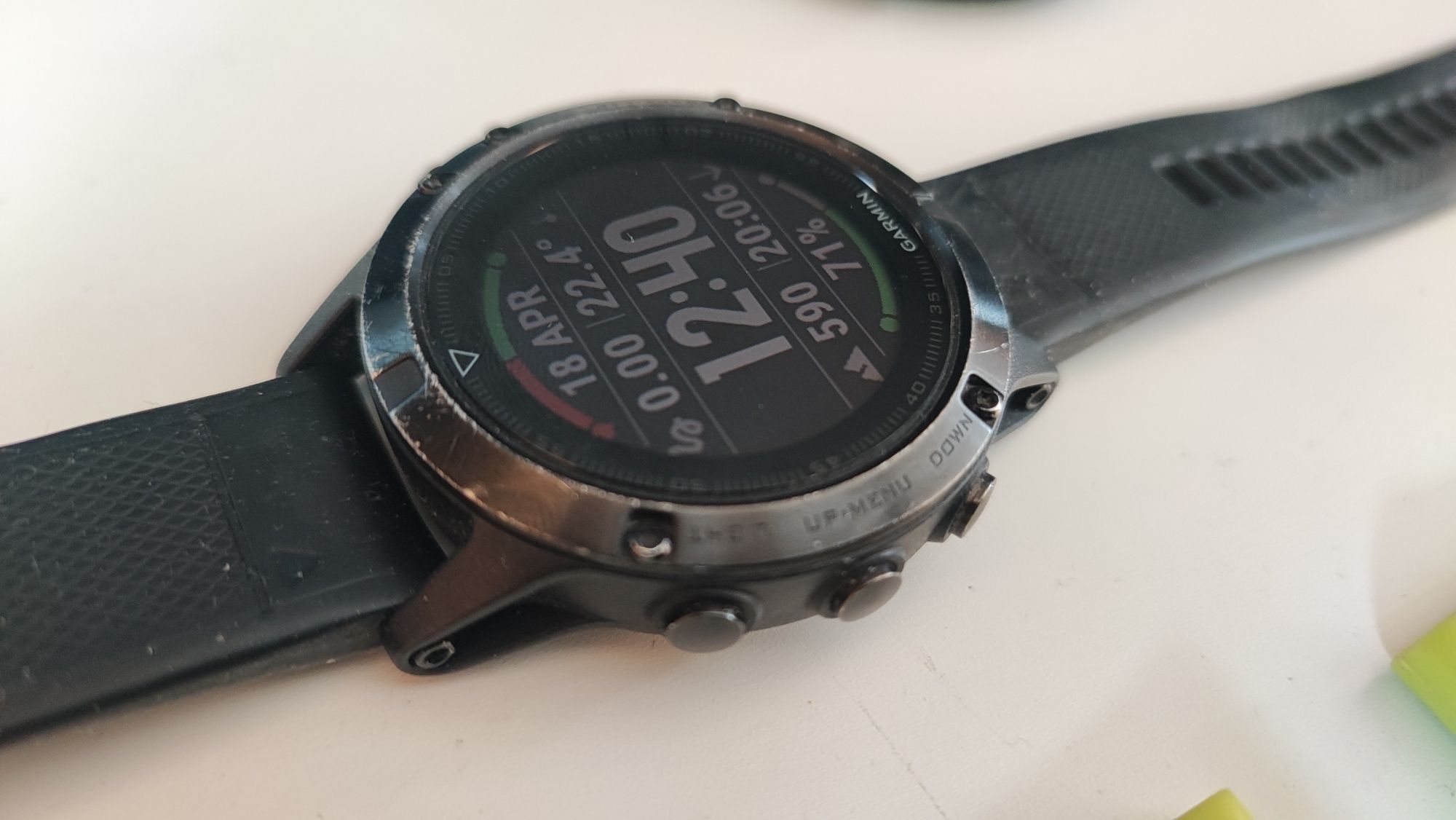 Продавам Garmin Fenix 5