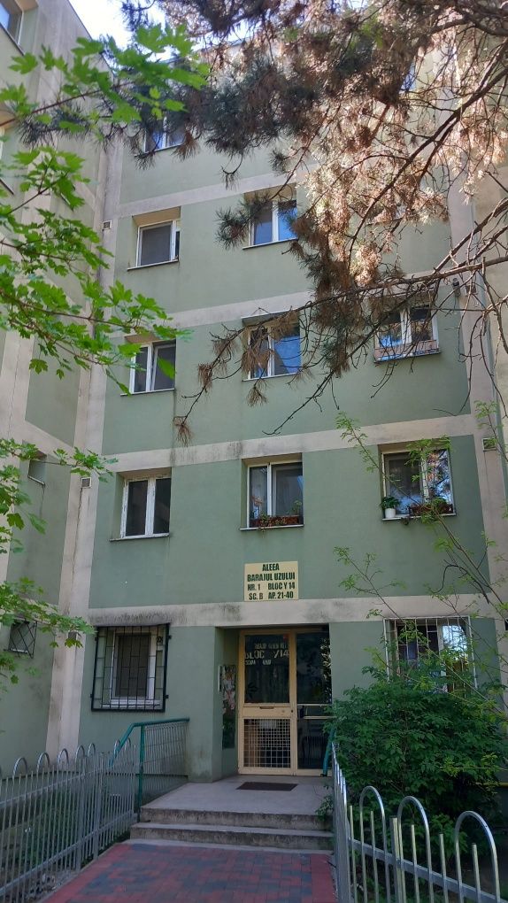 Vând apartament cu 3 camere in zona Titan