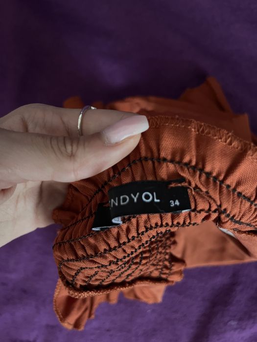 2 Top uri noi cu eticheta