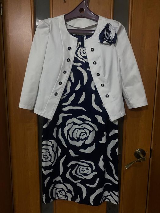 Продам нарядные костюмы и вечернее платье р. 44