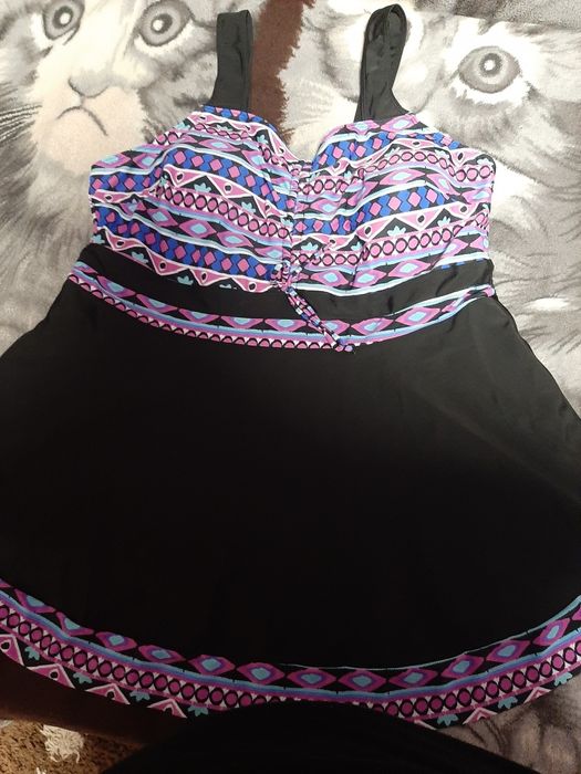 Vând costum de baie