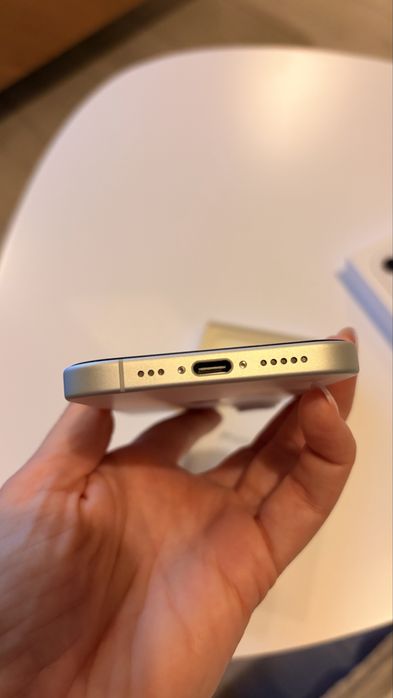 iPhone 16 256 GB, impecabil, garantie aprilie 2026