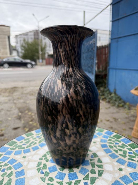 Vază decorativă vintage din sticlă neagră cu reflexii bronz