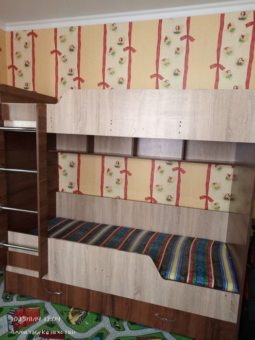 Продаются двухъярусная кровать  и стол письменный