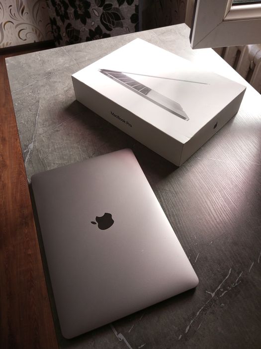 В комплекте Apple MacBook PRO.