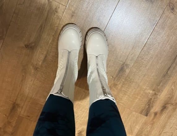 Зимни бежови боти