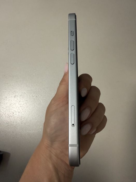 iPhone 15 син цвят