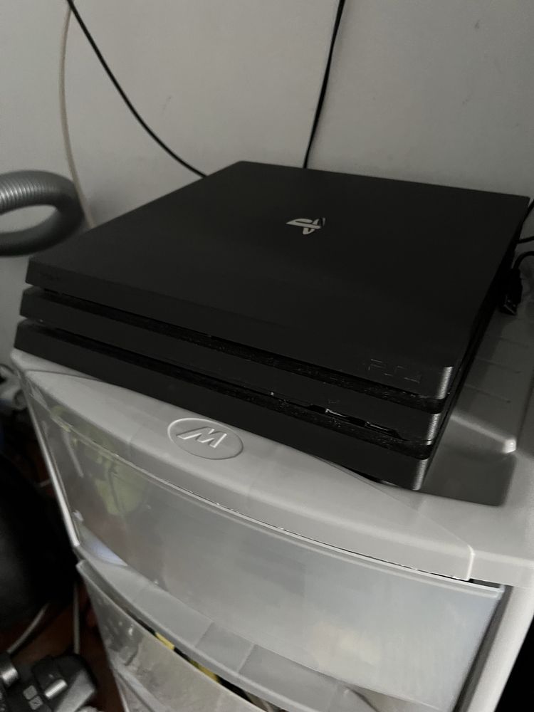 Vând sau schimb ps4 pro ediție speciala (cuh-7216B)