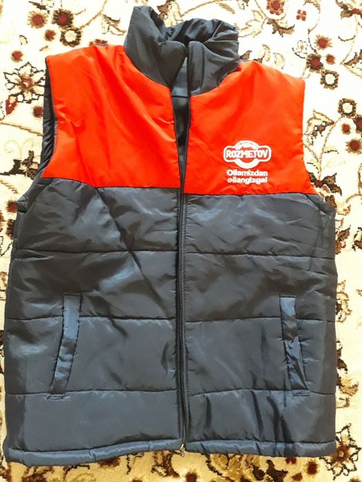 Дутые теплые жилетки
