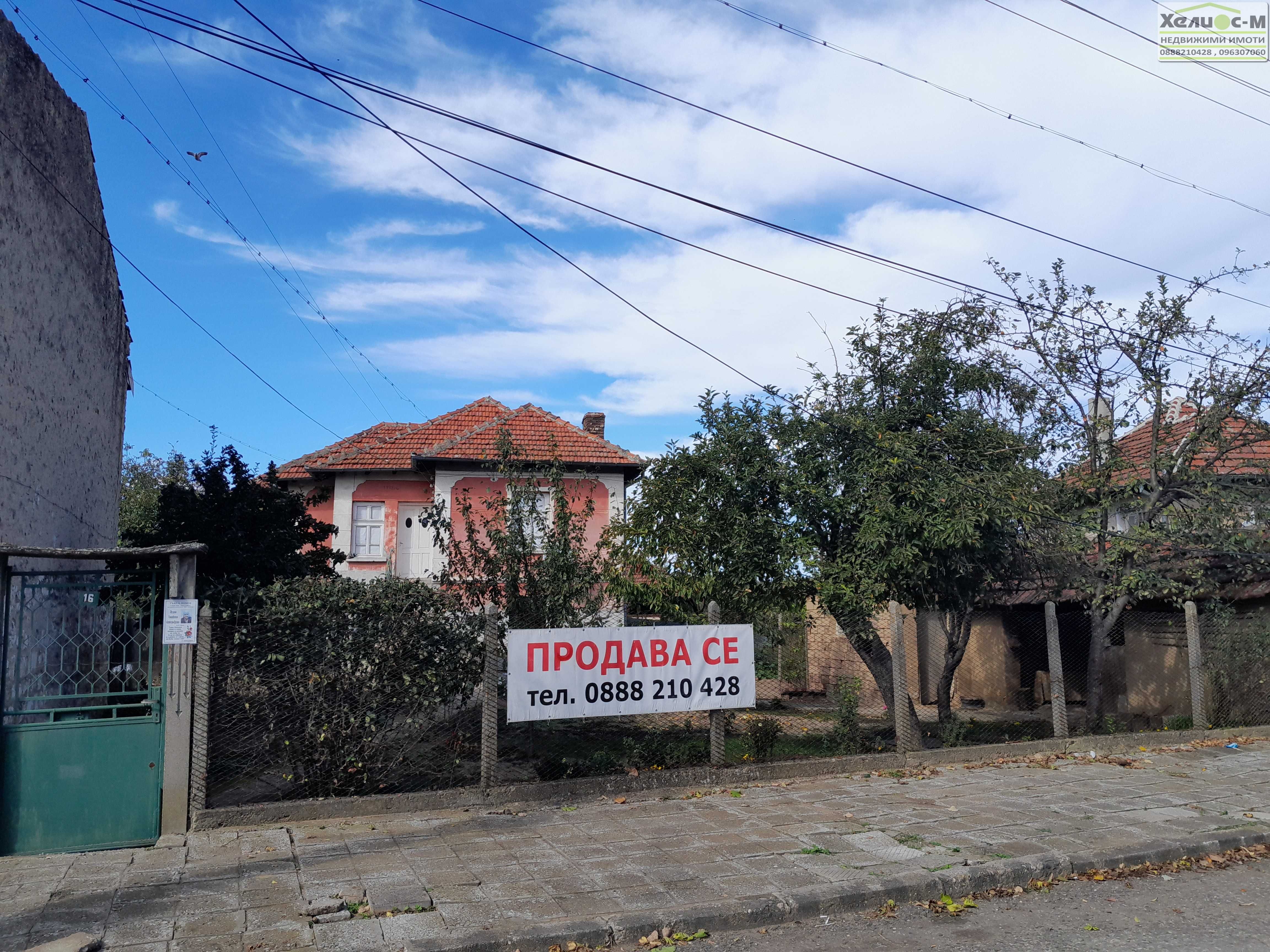 Двуетажна къща с голям двор в гр.Монтана, кв.Кошарник