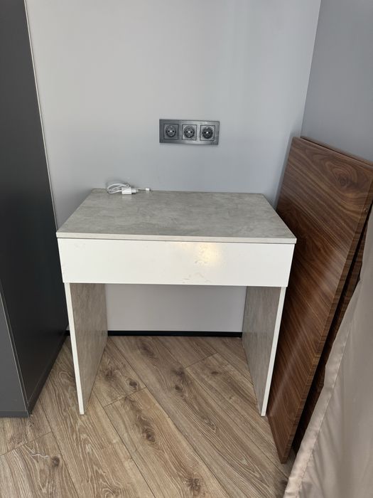 Стол и навесной шкаф с полками