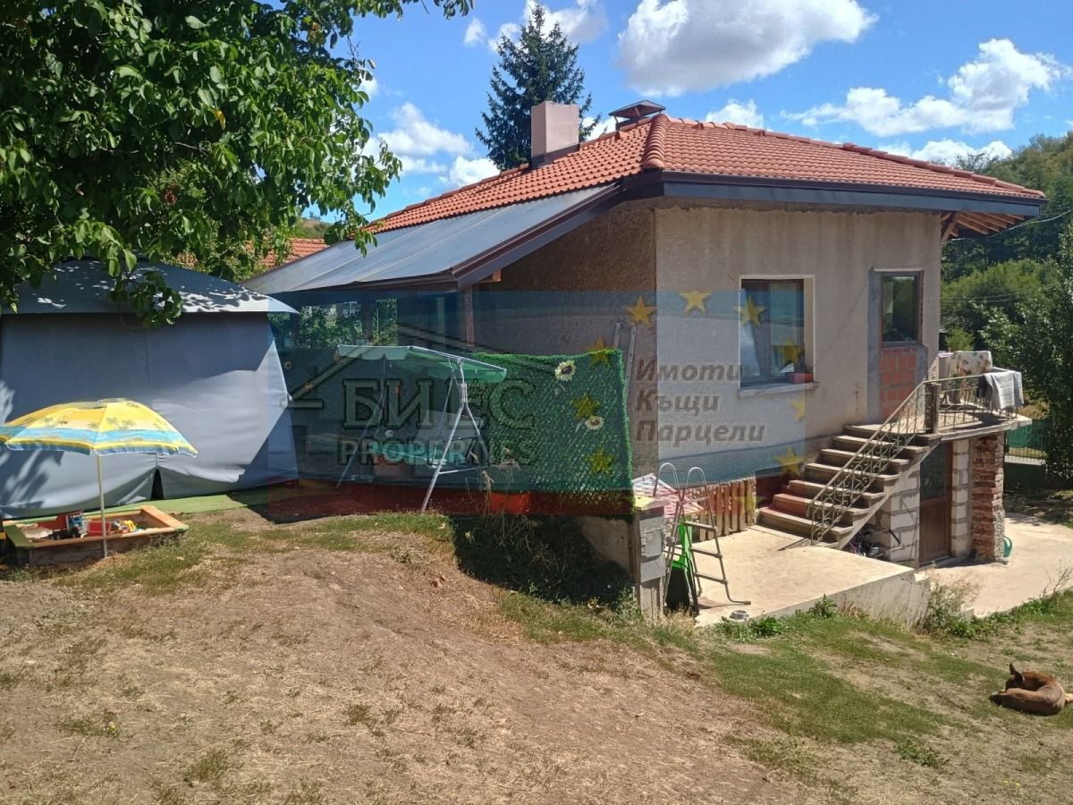 Продажба къща  с. Сопица